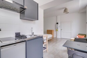 Fridge, microwave, coffee/tea maker, toaster - Lovely studio Bordeaux Saint Jean (Bordeaux)