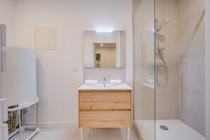 Shower, hair dryer, towels - Charming and comfortable flat Triangle d'Or (Bordeaux)