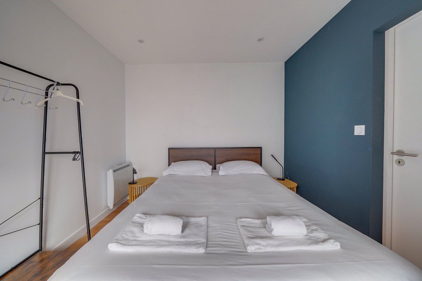 Fer et planche à repasser, accès Internet, draps fournis