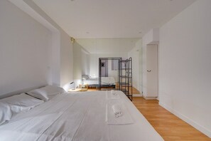 Iron/ironing board, Internet, bed sheets - Charming and comfortable flat Triangle d'Or (Bordeaux)