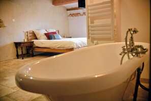 2 chambres, fer et planche à repasser, Wi-Fi, draps fournis