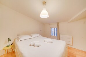 Iron/ironing board, Internet, bed sheets - Beautiful flat Bordeaux Tourny (Bordeaux)