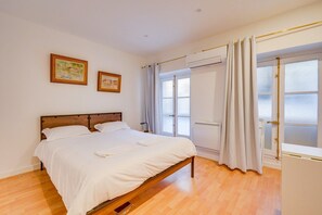 Tabla de planchar con plancha, internet y ropa de cama 