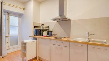 Fridge, microwave, coffee/tea maker, toaster