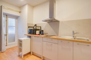 Fridge, microwave, coffee/tea maker, toaster - Beautiful apartment Triangle d'or (Bordeaux)