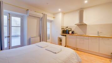 Iron/ironing board, internet, bed sheets