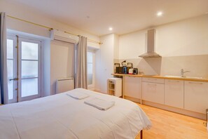 Iron/ironing board, Internet, bed sheets - Beautiful apartment Triangle d'or (Bordeaux)