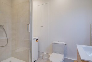Shower, hair dryer, towels - Beautiful apartment Triangle d'or (Bordeaux)