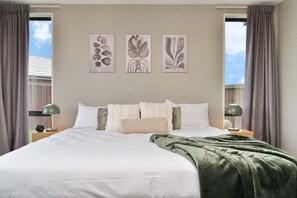 6 عدّة غرف نوم ومكواة/لوح كي وواي فاي وملاءات أسرّة