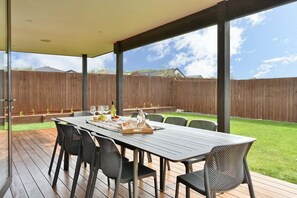 Outdoor dining - Spacious Family & Group Retreat - Wigram Residence (Christchurch)