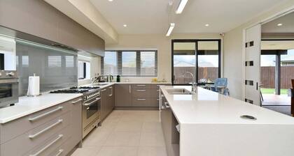 Spacious Family & Group Retreat - Wigram Residence