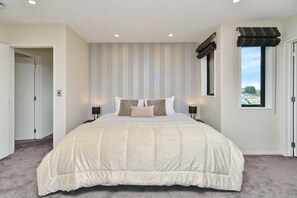 6 bedrooms, iron/ironing board, WiFi, bed sheets - Spacious Family & Group Retreat - Wigram Residence (Christchurch)