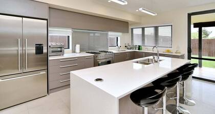 Spacious Family & Group Retreat - Wigram Residence