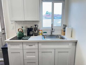 Een magnetron, een kookplaat, een koffiezetapparaat/waterkoker