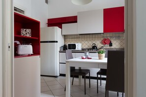 Microwave, stovetop, dishwasher, cookware/dishes/utensils - Domus Alberico 2 (Castel Sant'Angelo – Vatican) (Roma)