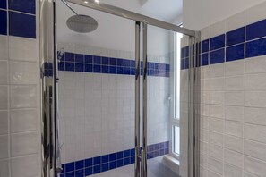 Shower, hair dryer, bidet, towels - Domus Alberico 2 (Castel Sant'Angelo – Vatican) (Roma)