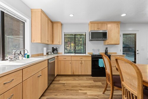 Jed Smith Cabin with Tennis/Pickle ball courts and HOT TUB!