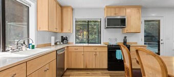 Jed Smith Cabin with Tennis/Pickle ball courts and HOT TUB!