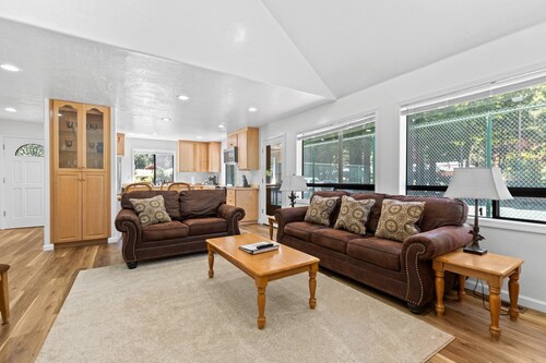 Jed Smith Cabin with Tennis/Pickle ball courts and HOT TUB!