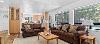 Jed Smith Cabin with Tennis/Pickle ball courts and HOT TUB!