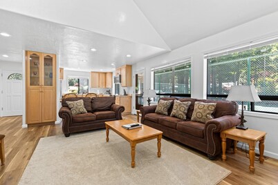 Jed Smith Cabin with Tennis/Pickle ball courts and HOT TUB!