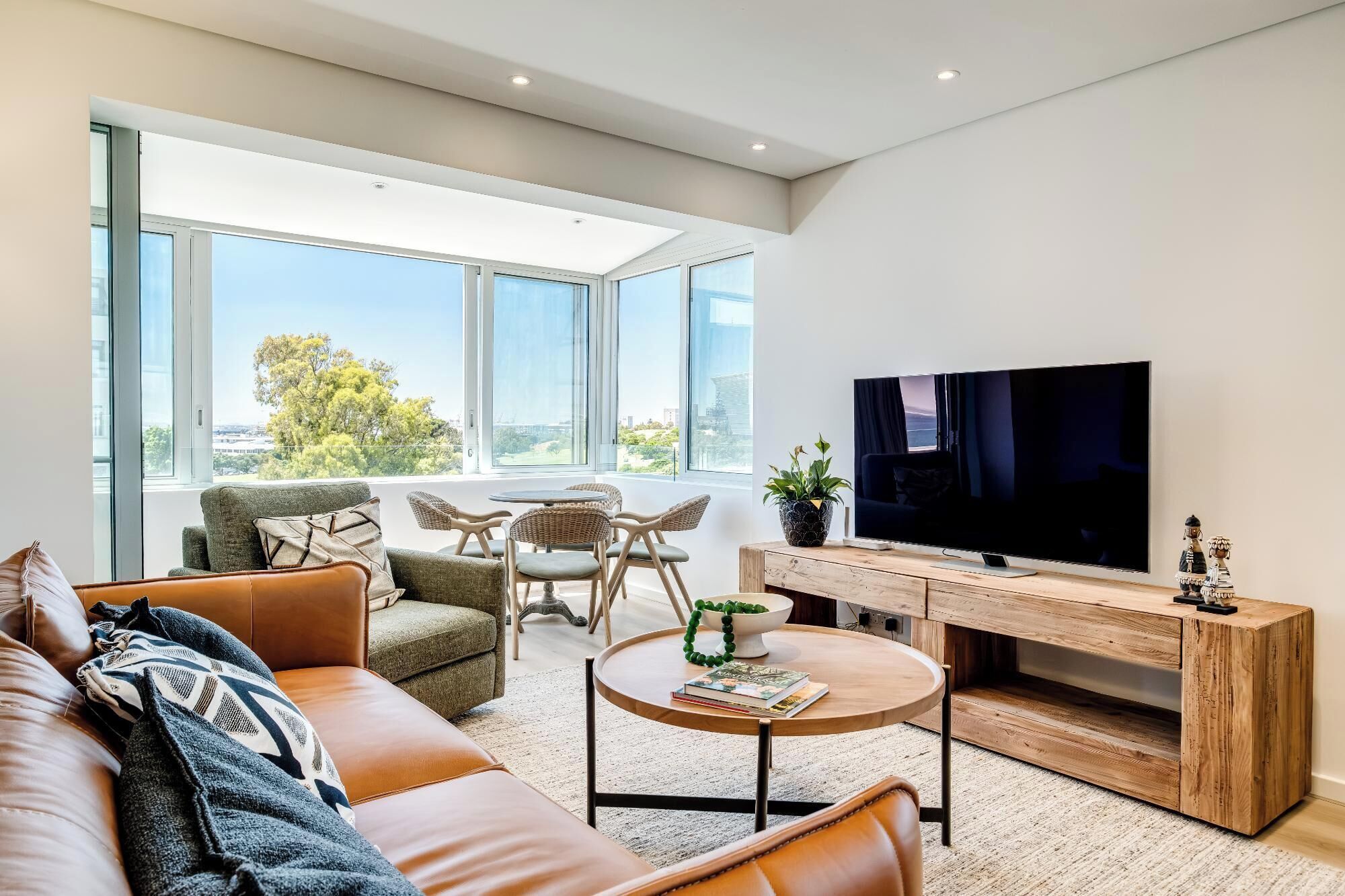 Una televisión, una oficina