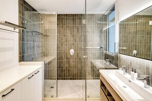 Douche, sèche-cheveux, serviettes fournies