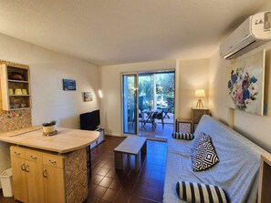Living area - Ground-floor studio, air conditioning, close to the sea, parking (ST MANDRIER SUR MER)
