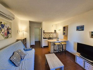 Living area - Ground-floor studio, air conditioning, close to the sea, parking (ST MANDRIER SUR MER)