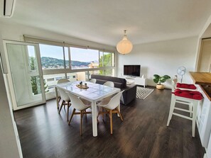 Living area - 2-bedroom apartment, sea view, A/C, WiFi, pool (ST MANDRIER SUR MER)