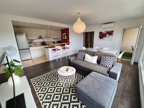 Living area - 2-bedroom apartment, sea view, A/C, WiFi, pool (ST MANDRIER SUR MER)