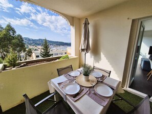 Outdoor dining - 2-bedroom apartment, sea view, A/C, WiFi, pool (ST MANDRIER SUR MER)