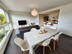 Dining - 2-bedroom apartment, sea view, A/C, WiFi, pool (ST MANDRIER SUR MER)