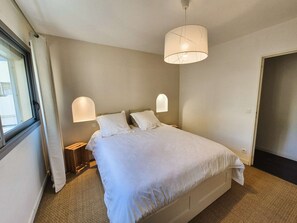 Free WiFi - 2-bedroom apartment, sea view, A/C, WiFi, pool (ST MANDRIER SUR MER)