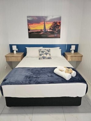 Standard Double Room | Desk, blackout drapes, iron/ironing board, free WiFi - Villa La Sini Yeppoon (Yeppoon)