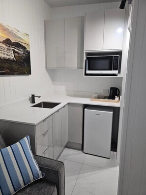 Deluxe Double Room | Interior - Villa La Sini Yeppoon (Yeppoon)