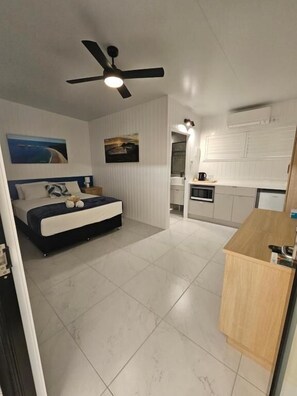 Desk, blackout drapes, iron/ironing board, free WiFi - Villa La Sini Yeppoon (Yeppoon)