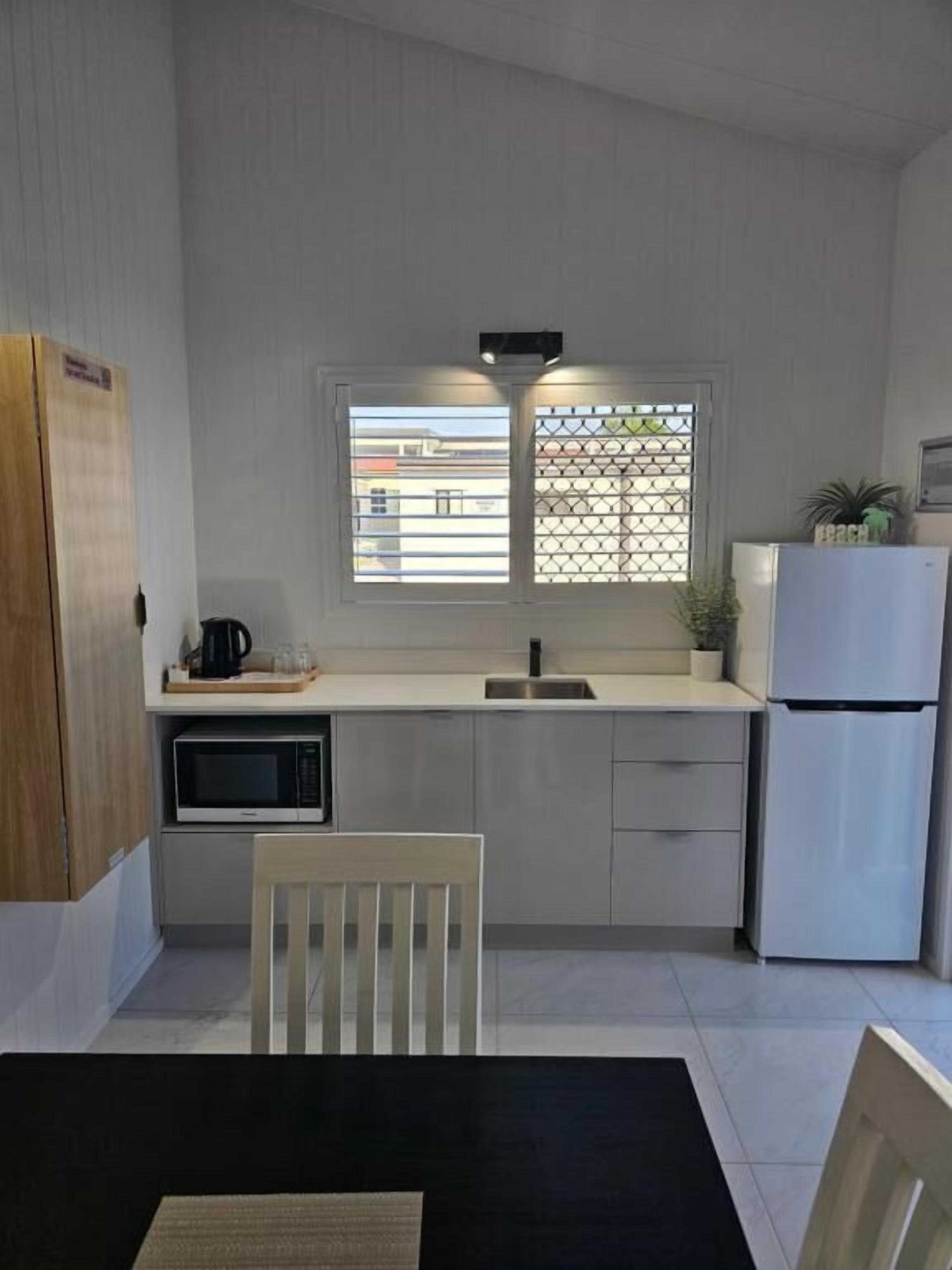 Großer Kühlschrank, Mikrowelle, Kochgeschirr/Geschirr/Besteck