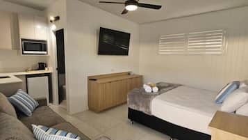 Schreibtisch, VerdunkelungsvorhĂ€nge, BĂŒgeleisen/BĂŒgelbrett