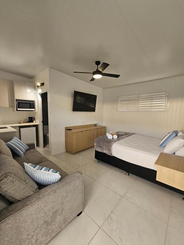 Desk, blackout curtains, iron/ironing board, free WiFi - Villa La Sini Yeppoon (Yeppoon)