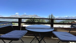 Outdoor dining - Dba124p - 2 Bedroom Apartment + Sleeping Alcove - Balcony - Sleeps 8 - 1800 Area (Puy-Saint-Vincent)