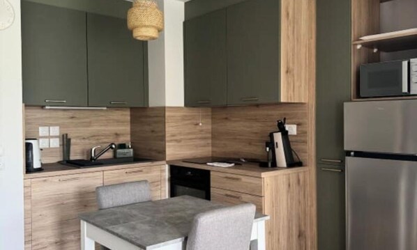 Refrigerador, microondas, horno y lavavajillas 