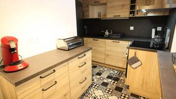 Microwave, oven, dishwasher, coffee/tea maker