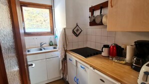 Cafetera y tetera, refrigerador, microondas y lavavajillas 