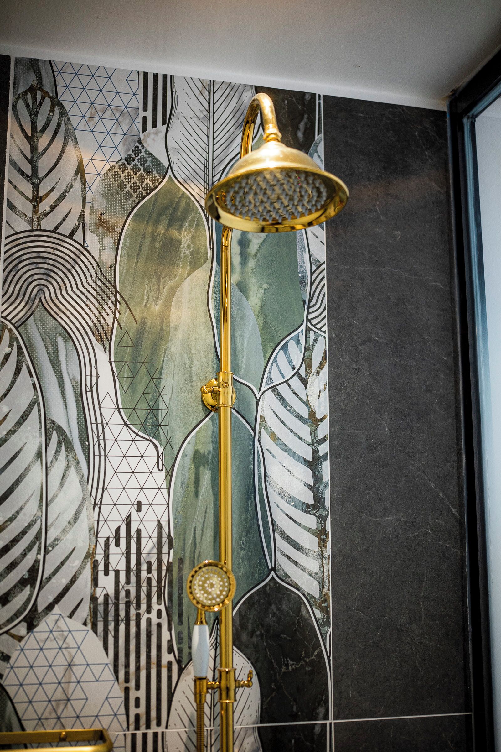 Bañera y ducha independientes, toallas, jabón, shampoo