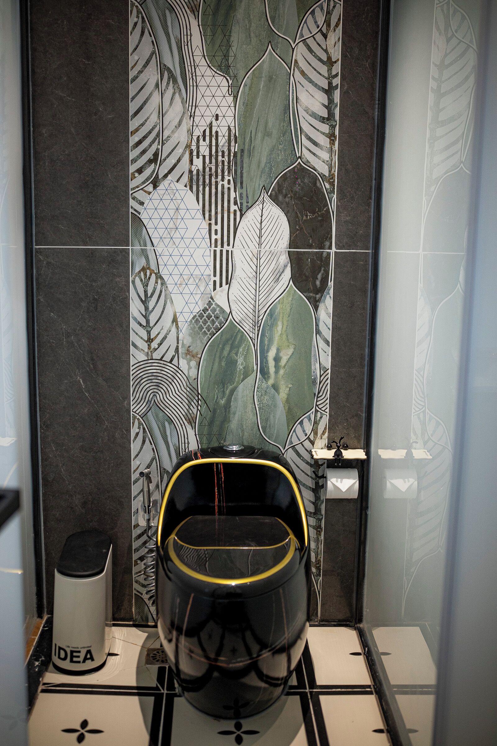 أحواض استحمام وحجيرات دش منفصلة، مناشف، صابون، شامبو