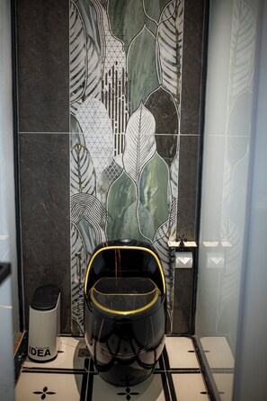 Tina y regadera independientes, toallas, jabón, shampoo 