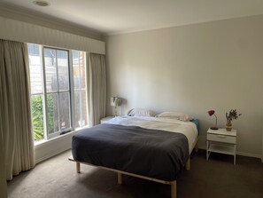 3 bedrooms, free WiFi, bed sheets, wheelchair access