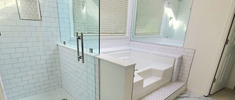 Haartrockner, Handtücher, Seife, Shampoo