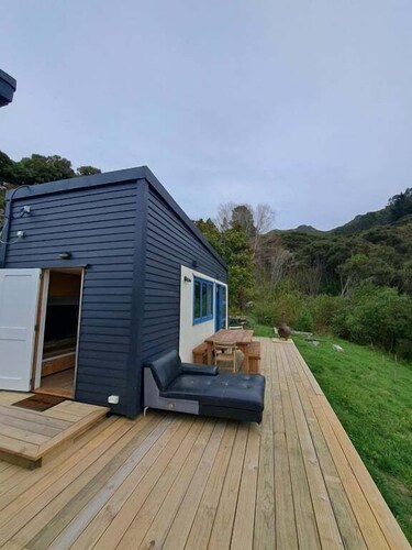 Off-Grid Tiny-House Escape - Manu Waiata